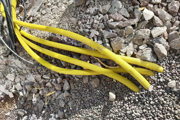 Tubos amarillos para cables eléctricos o agua que sobresale del grou
 - Foto, imagen