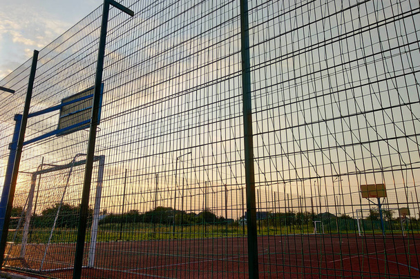 Ao ar livre mini campo de futebol e basquete com portão de bola e b
 - Foto, Imagem