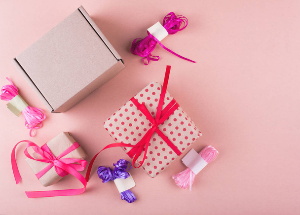Geschenkbox auf schönem rosa Hintergrund. Urlaubskonzept - Foto, Bild