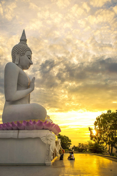 La imagen de Buda es el vientre oscuro con luz amarilla
 - Foto, Imagen