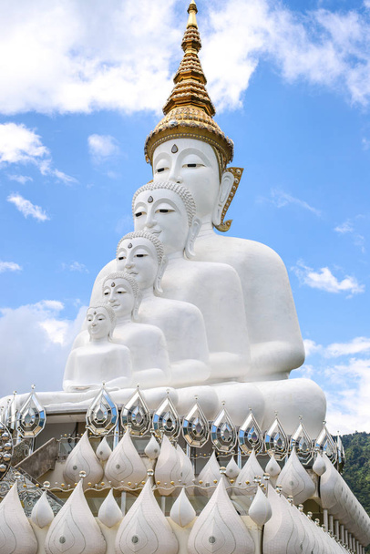La imagen de Buda es un cielo brillante
 - Foto, imagen
