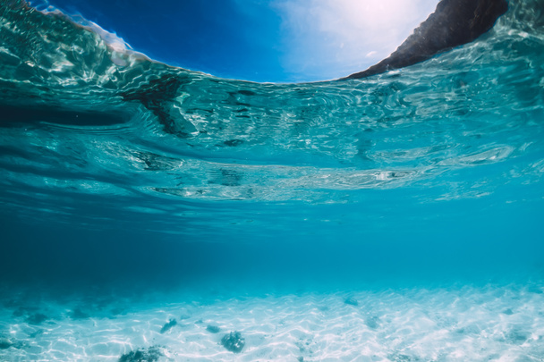 Синий океан с белым песчаным дном под водой на Гавайях
 - Фото, изображение