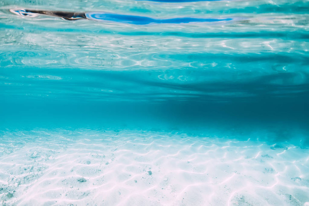 Océan bleu avec fond de sable blanc sous-marin à Hawaï
 - Photo, image