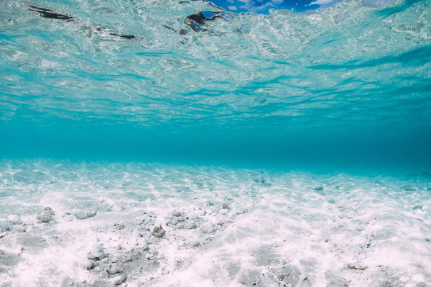 Modrý oceán s bílým pískem dole pod vodou na Havaji - Fotografie, Obrázek