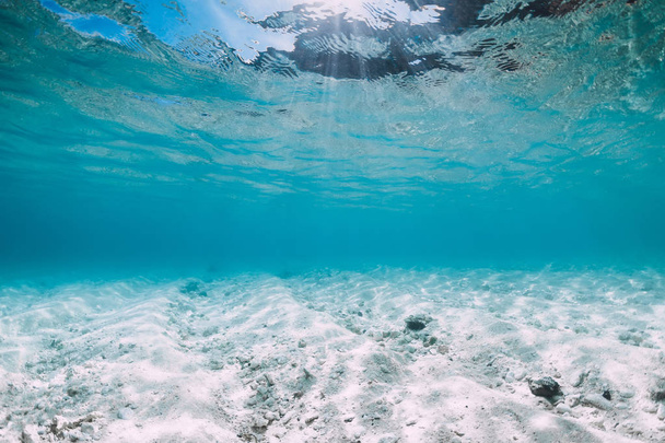 Blauwe oceaan met witte zandbodem onderwater in Hawaï - Foto, afbeelding