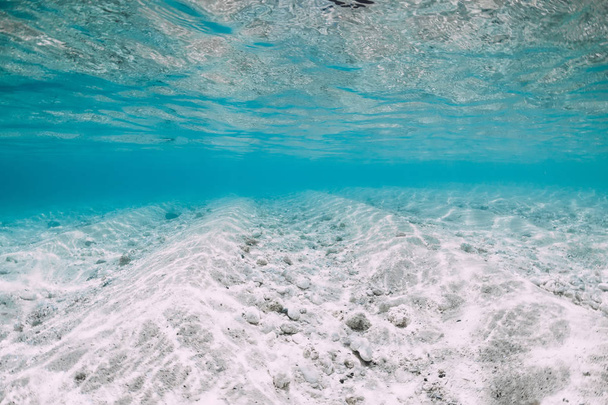 Océano azul con fondo de arena blanca bajo el agua en Hawaii
 - Foto, Imagen