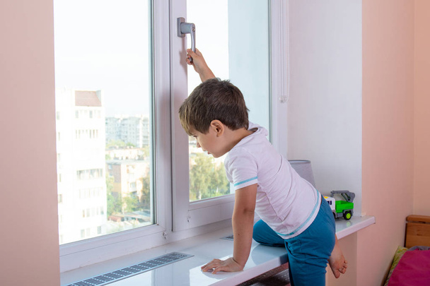 Vergrendeling van vensteringang. Sleutel vergrendelings venster met sleutel voor kinderveiligheid. - Foto, afbeelding