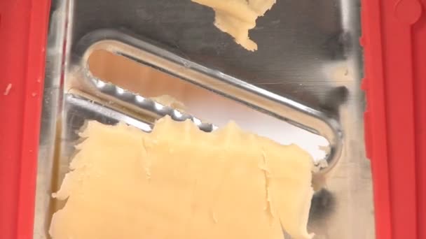 Tarka do sera pełna zbliżenie z serem cheddar - Materiał filmowy, wideo