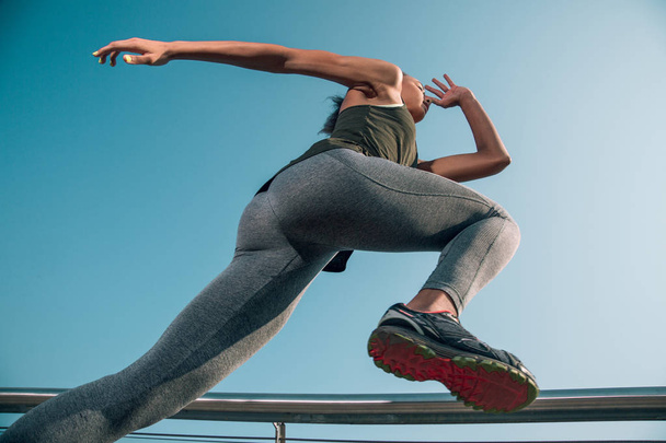 Pohled na sportovce ve sportovních šatech při běhu na kolena - Fotografie, Obrázek