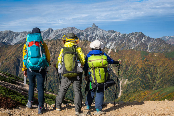Wandelaar doen trekking activiteit op de berg in Japan. - Foto, afbeelding