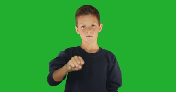 Głuchy chłopiec podpisujący Znam język migowy, komunikację dla niesłyszących. Zielony ekran - Materiał filmowy, wideo