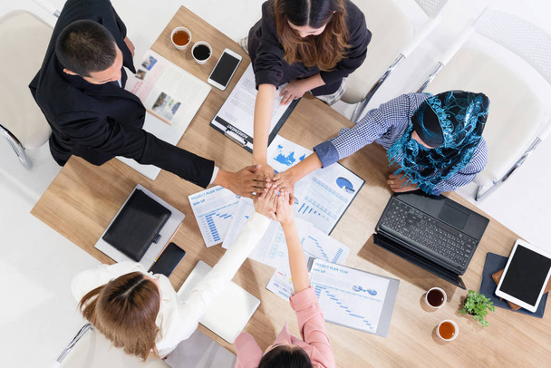 Teamwork-Geschäftsleute schließen sich bei Treffen zusammen. - Foto, Bild