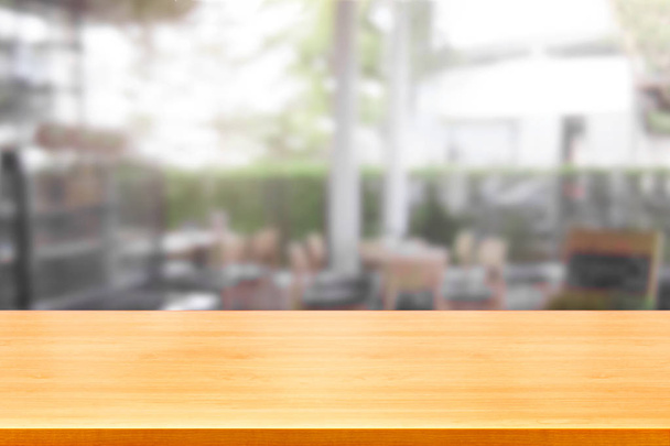Ξύλινο τραπέζι σε θολάδα φόντο του σύγχρονου εστιατορίου - Φωτογραφία, εικόνα
