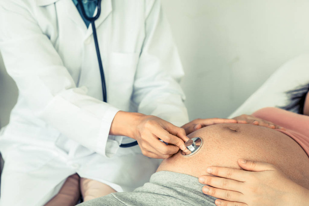 Schwangere und Frauenärztin im Krankenhaus - Foto, Bild