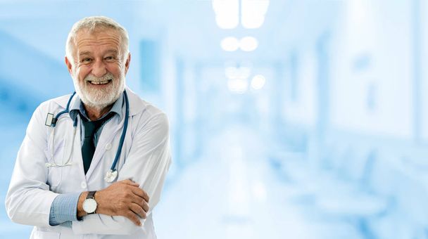 Starší mužský lékař pracující v nemocnici. - Fotografie, Obrázek