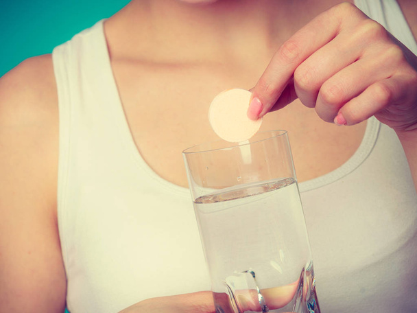 Woman holding glass with water and effervescent tablet - Fotoğraf, Görsel