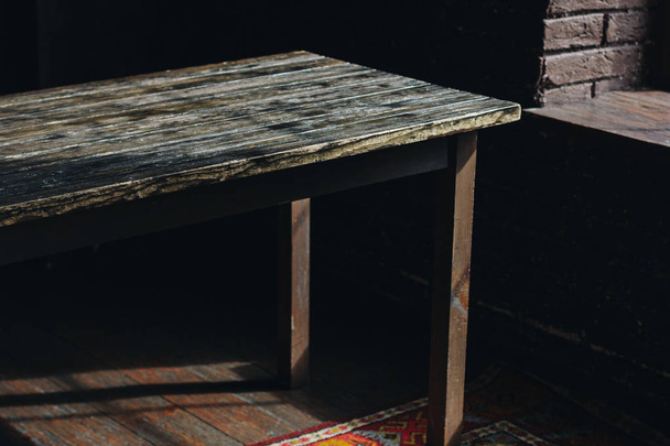 Old wooden table in the dark room - Fotoğraf, Görsel