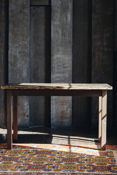 Old wooden table in the dark room - Foto, Imagen