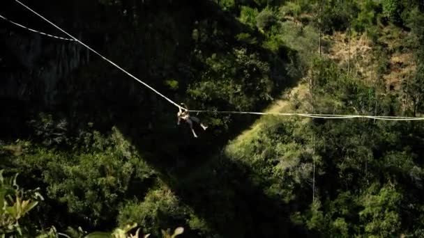 Dağlarda Uçurum üzerinde bir tarafa Geçen Bir Adam - Video, Çekim