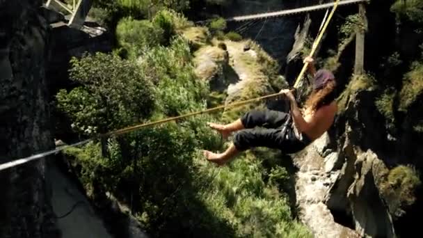 Dağlarda Uçurum Üzerinde Bir Side To Another Bir Highline Crossing - Video, Çekim