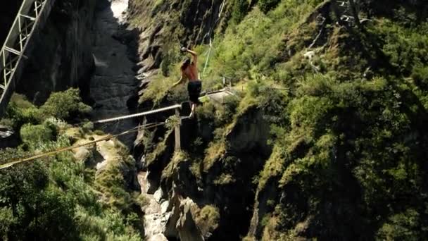 Ένα Highline διασχίζοντας τη μία πλευρά στην άλλη πάνω από το χείλος του γκρεμού στα βουνά - Πλάνα, βίντεο