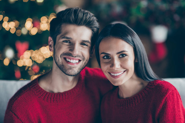 Close-up portrait of his he her she nice attractive lovely lovable charming cheerful cheery gentle sweet married spouses in decorated room indoors spending weekend vacation - Foto, Bild