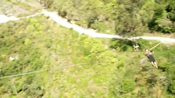 Человек, переходящий с одной стороны на другую через пропасть в горах
 - Кадры, видео