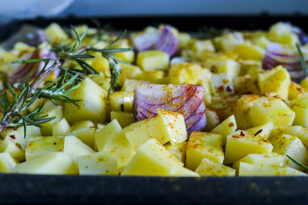 Крупный план сковороды из запеченного картофеля, лука и чеснока, рецепты и приготовление пищи
 - Фото, изображение