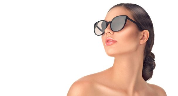 Beauty fashion model girl wearing sunglasses. Beautiful woman po - Zdjęcie, obraz