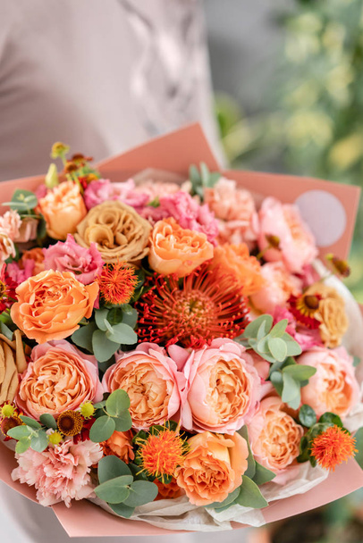 Bouquet Pfirsich und orangefarbene Farbe. schöne Hortensienblüten in einer Vase auf einem Tisch. Dekoration von zu Hause. Tapete und Hintergrund. - Foto, Bild