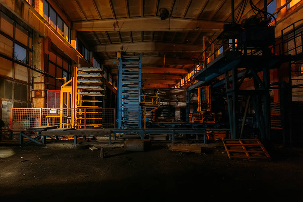 Abandoned brick and paving slabs factory at night. Old rusty mac - Foto, afbeelding
