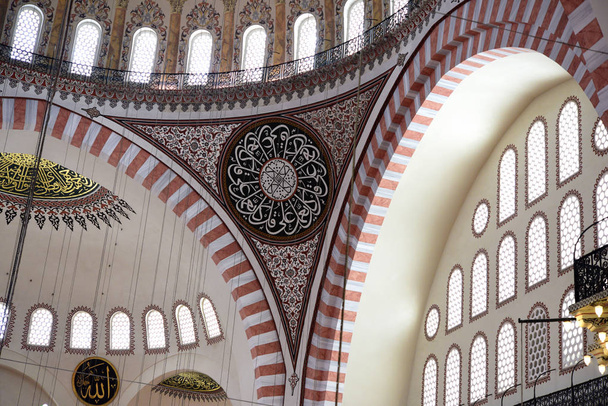 Meczet Sulejmana wnętrze widok po renowacji w Stambule, Turcja - Zdjęcie, obraz