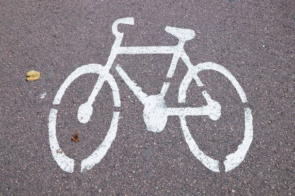 Λευκό ποδήλατο φωτογραφίας στο μονοπάτι του ποδηλάτου. Πινακίδα ποδηλάτου στην άσφαλτο. - Φωτογραφία, εικόνα
