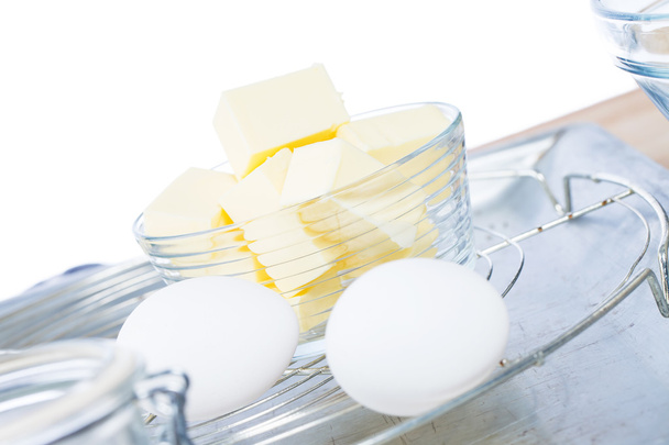 butter on a cooling grid - Фото, изображение
