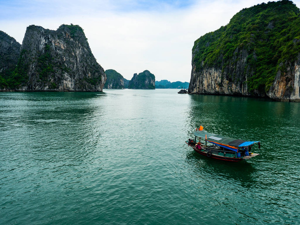 Βιετνάμ εκδρομή με βάρκα στο Κόλπος Χαλόνγκ - Φωτογραφία, εικόνα