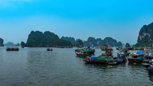 Βιετνάμ εκδρομή με βάρκα στο Κόλπος Χαλόνγκ - Φωτογραφία, εικόνα