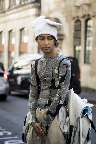 Ludzie na ulicy w Londynie Fashion Week. - Zdjęcie, obraz