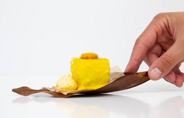 schöne stylische neue gelbe Torte auf einem Herbstblatt - Foto, Bild