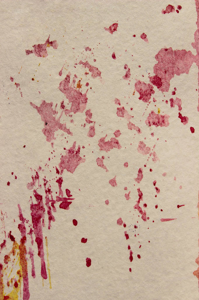 verschwommenes Bild einer schmutzigen Mauer. Pinke Farbflecken an der Wand, verschwommene Aufnahme. abstrakter Hintergrund in rosa Farben. - Foto, Bild