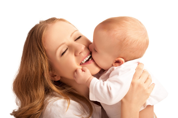 glückliche, fröhliche Familie. Mutter und Baby küssen sich isoliert - Foto, Bild