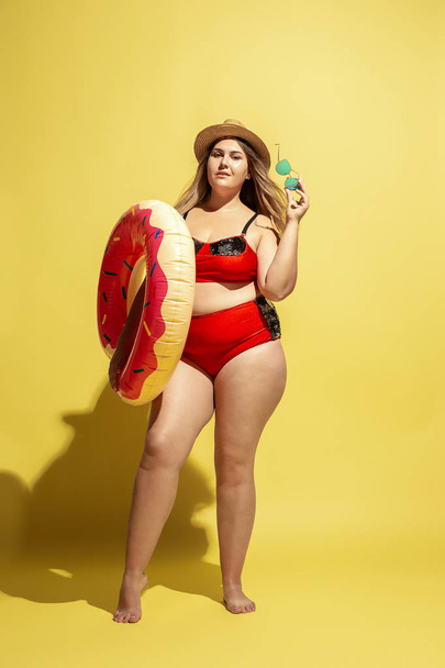 Young caucasian plus size female models preparing for beach resort - Foto, Imagem