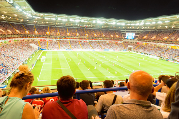 Vissza megtekintéséhez futballszurkolók a stadion bleechers mérkőzés alatt - Fotó, kép