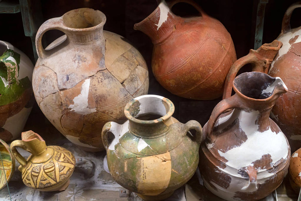 Αρχαία κεραμικά Κεραμικά που βρέθηκαν στην TANAIS. Αρχαιολογικά αντικείμενα - Φωτογραφία, εικόνα