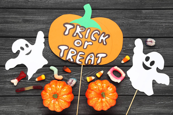 Text Trick or Treat with paper ghosts, pumpkins and candies on w - Fotoğraf, Görsel