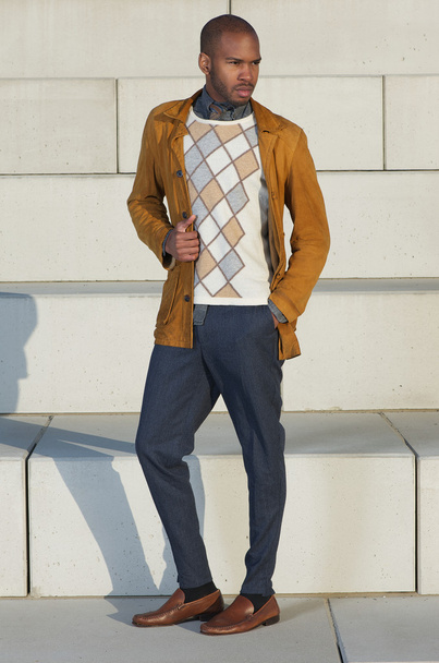 atrakcyjny mężczyzna moda model stojący na zewnątrz - Zdjęcie, obraz