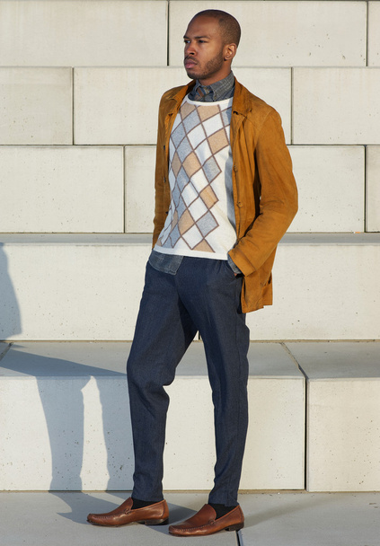 Attrayant modèle masculin afro-américain debout à l'extérieur
 - Photo, image