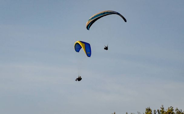 Paragliders se vznáší na obloze - Fotografie, Obrázek