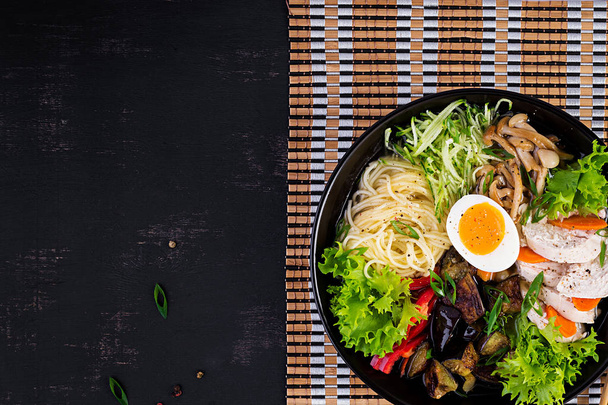 Japanische Ramen-Suppe mit Huhn, Ei, Shimeji-Pilzen und Ei - Foto, Bild