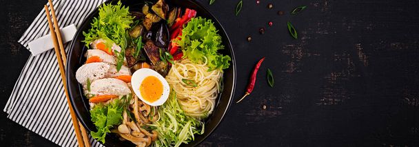 Japońska zupa Ramen z kurczaka, jajko, shimeji grzyby i jaja - Zdjęcie, obraz