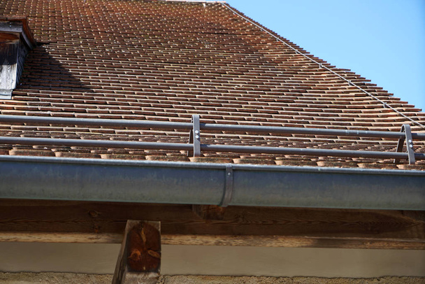 Telhas feitas de argila cozida são particularmente bonitas e duráveis em telhados alemães
 - Foto, Imagem
